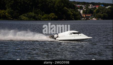 Sport. Motorbootrennen. Geschwindigkeit, Wassersport. Wettkampf auf dem Wasser an einem sonnigen Tag. Stockfoto