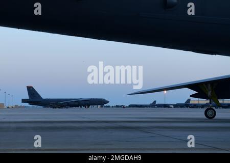 Eine B-52H Stratofortress parkte auf der Fluglinie auf der Minot Air Force Base, North Dakota, 23. August 2022. Die B-52H Stratofortress kann militärische Güter mit weltweiter Präzisionsnavigationsfähigkeit transportieren. Luftwaffe, B-52H Stratofortress, Sonnenaufgang, Fluglinie, Minotafb, Stockfoto