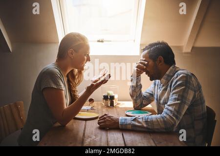 Wir werden Meinungsverschiedenheiten haben, aber wir dürfen nicht aufgeben. Ein junges Paar, das sich in einem Café gestritten hat. Stockfoto