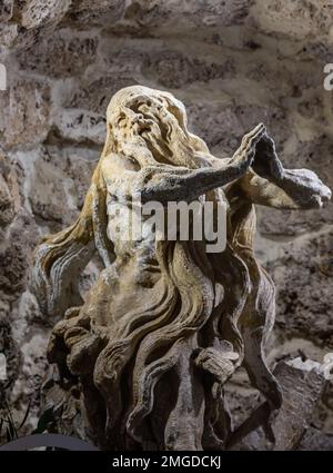 Steinskulptur von St. Onuphrius, Rukomysh. Geschrieben von Pinzel. Stockfoto