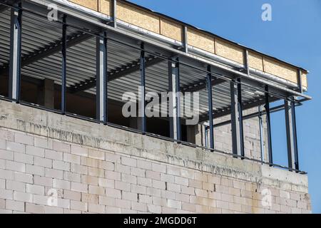 Neues Haus Bau eines Zementblocks Haus mit Holzdachtrassen Blick von außen nach innen. Stockfoto