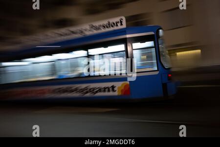 München, Deutschland. 26. Januar 2023. Am frühen Morgen fährt eine Straßenbahn durch das Stadtzentrum. Kredit: Sven Hoppe/dpa/Alamy Live News Stockfoto