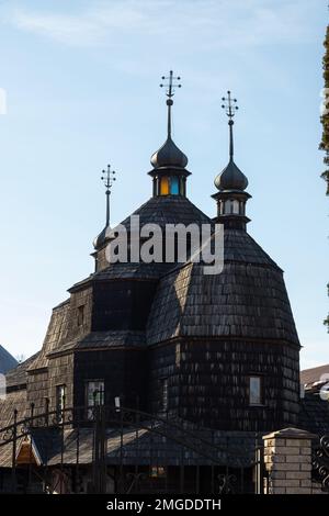 Die hölzerne Kirche des 18. Jahrhunderts in der Stadt Chortkiv, Ukraine. Stockfoto