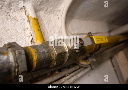 München, Deutschland. 26. Januar 2023. Im Untergeschoss eines Apartmentgebäudes ist eine Gasleitung zu sehen. Kredit: Sven Hoppe/dpa/Alamy Live News Stockfoto