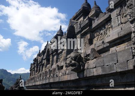 Ein majestätischer Borobudur-Tempel am Tag mit blauem Himmel und Wolken Stockfoto