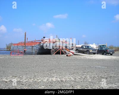 Nachwirkungen - Verschiedenes - 26-HK-46-6. Pickup-Lkw mit Öltanker und Plattform. Hurrikan Katrina Stockfoto