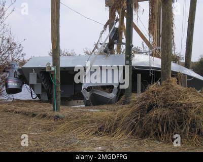 Nachwirkungen - Verschiedenes - 26-HK-46-4. Das Boot ist unter Stromleitungen umgestürzt. Hurrikan Katrina Stockfoto