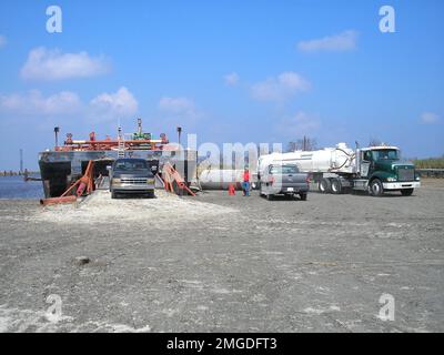 Nachwirkungen - Verschiedenes - 26-HK-46-5. Pickup mit Öltanker und Plattform. Hurrikan Katrina Stockfoto