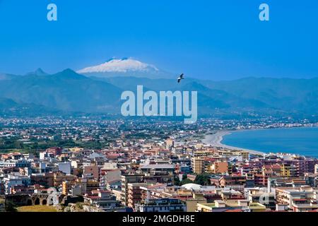 Luftaufnahme der Stadt Milazzo am Meer und des Vulkans Ätna, Mongibello, in der Ferne. Stockfoto