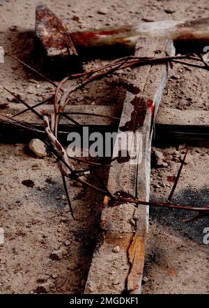 Jesus Christus Hammer und Bloody Nails und Dornenkrone auf dunklem Hintergrund. Ostersymbol-Konzept. Stockfoto