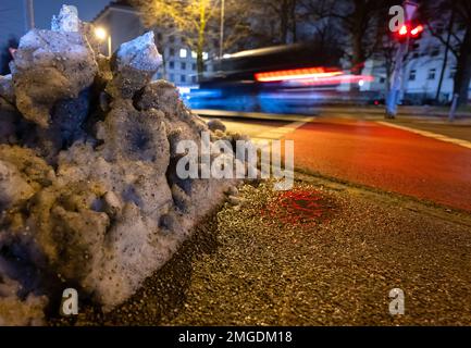 München, Deutschland. 26. Januar 2023. Die letzten Stücke Schnee, die sich am frühen Morgen aufgeräumt haben, liegen neben einer Straße in der Innenstadt. Kredit: Sven Hoppe/dpa/Alamy Live News Stockfoto