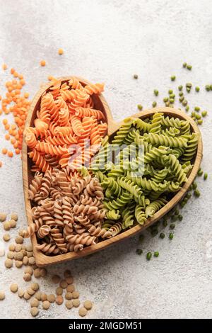 Eine Auswahl an Fusilli-Pasta aus verschiedenen Arten von Hülsenfrüchten, grünen und roten Linsen, Mungbohnen und Kichererbsen. Glutenfreie Pasta. Stockfoto