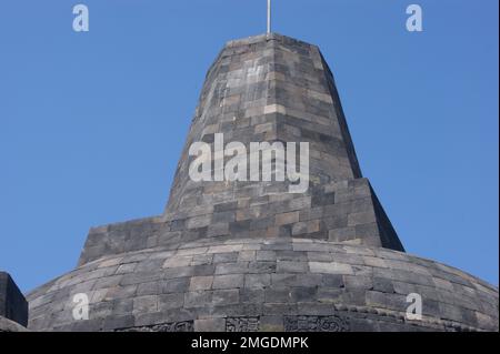 Ein majestätischer Borobudur-Tempel am Tag mit blauem Himmel und Wolken Stockfoto