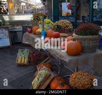 Im Naschmarkt, Wien, Österreich, werden frische Bio-Trockennüsse, Gemüse und Obst zum Verkauf angeboten, wo man alle Arten von handwerklichen Köstlichkeiten kaufen kann. Stockfoto