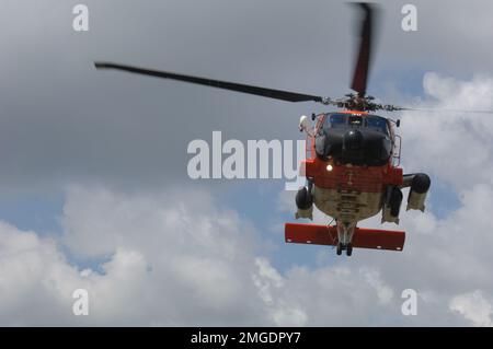 Flugzeuge - Sandsäcke - 26-HK-57-53. HH-60 im Flug--Teil 050929. Hurrikan Katrina Stockfoto