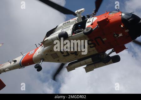 Flugzeuge - Sandsäcke - 26-HK-57-48. HH-60 im Flug -- 050929. Hurrikan Katrina Stockfoto