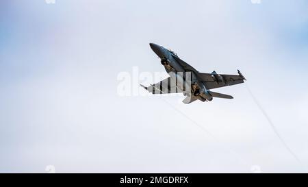 220823-N-KD414-1086 POINT MUGU, KALIFORNIEN (23. August 2022) – eine F/A-18F, die der „Vampire“ des Flugtest- und Evaluierungsgeschwaders Nine (VX-9) zugewiesen wurde, startet vom Marinestützpunkt Ventura County (NBVC) Point Mugu. VX-9 ist in der Naval Air Weapons Station China Lake, Kalifornien, stationiert und mit der Erprobung und Evaluierung von Waffen und den zugehörigen Systemen zur direkten Unterstützung der US Naval Aviation-Flotte betraut. NBVC ist die Heimat der Pacific Seabees, West Coast E-2C Hawkeyes, 3 Kriegsführungszentren und 80 Mieter. Stockfoto