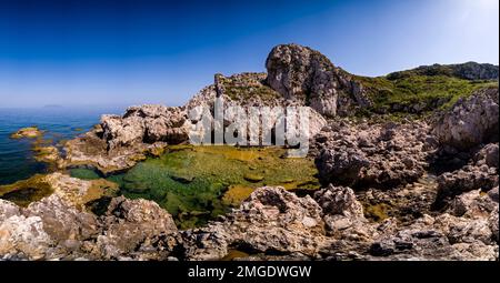 Panoramablick auf den Pool der Venus, Piscina di Venere, ein wunderschöner Pool umgeben von Felsen, an der nordwestlichen Spitze des Capo Milazzo Stockfoto