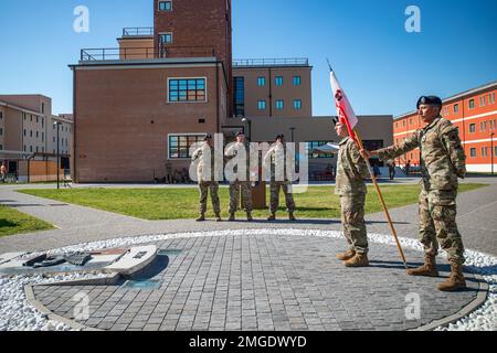 Von links nach rechts, 1. Sgt. James Williams, Captain Zachary Goehler, 1. Sgt. Sanae Hutchinson, bereite den marsch in den USA vor Army Southern European Task Force, Africa's Headquarters Support Company Change of Responsibility Ceremony on Caserma Del DIN, Vicenza, Italien, 24. August 2022. Die Zeremonie zur Änderung der Verantwortung stellt die offizielle Übertragung der Autorität vom 1. Sgt. Auf den 1. Sgt. Dar. Stockfoto