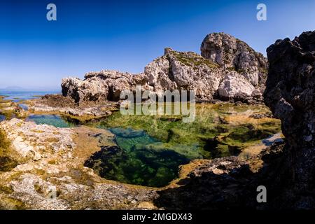 Pool of Venus, Piscina di Venere, ein wunderschöner Pool umgeben von Felsen, an der nordwestlichen Spitze des Capo Milazzo. Stockfoto