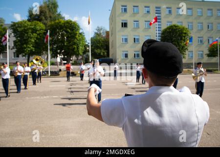 Durchsuchungsbeamter 1 Cena Duran, Bandmaster der 1. Infanterie Division Band, dirigiert für die Band während einer Probe für eine bevorstehende Aufführung am 24. August 2022 in Vilnius, Litauen. Die Band wurde nach Litauen eingeladen, um ihren nationalen Freiheitstag zu feiern und neben Militärbands mehrerer anderer alliierter Nationen aufzutreten. Stockfoto