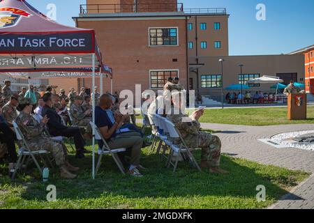 USA Army Southern European Task Force, Afrika's Headquarters Support Company, tritt 1. aus. Sgt. Sanae Hutchinson begrüßt den neuen HSC 1. Sgt. James Williams bei einer Zeremonie zum Wechsel der Verantwortung in Caserma Del-DIN, Vicenza, Italien, 24. August 2022. Die Zeremonie zum Wechsel der Verantwortung war die offizielle Übertragung der Autorität vom 1. Sgt. Auf den 1. Sgt. Stockfoto