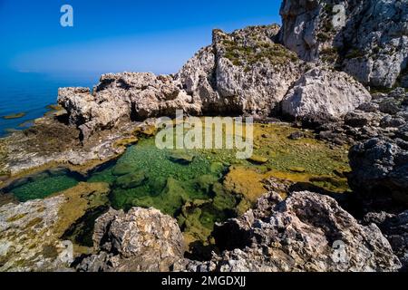 Pool of Venus, Piscina di Venere, ein wunderschöner Pool umgeben von Felsen, an der nordwestlichen Spitze des Capo Milazzo. Stockfoto