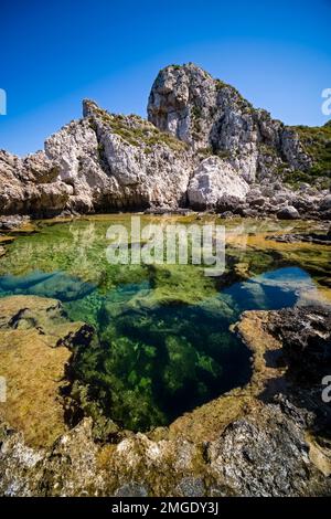 Pool of Venus, Piscina di Venere, ein wunderschöner Pool umgeben von Felsen, an der nordwestlichen Spitze des Capo Milazzo. Stockfoto