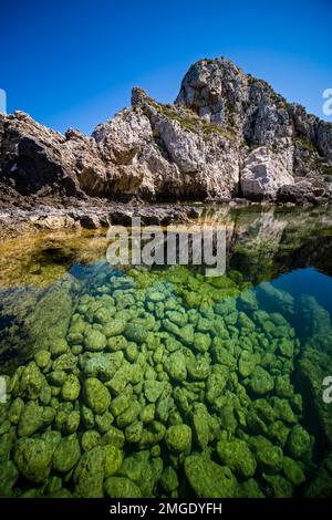 Pool of Venus, Piscina di Venere, ein wunderschöner Pool umgeben von Felsen, an der nordwestlichen Spitze des Capo Milazzo. Stockfoto