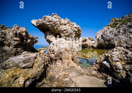 Pool of Venus, Piscina di Venere, ein wunderschöner Pool umgeben von Felsen, an der nordwestlichen Spitze des Capo Milazzo. Stockfoto