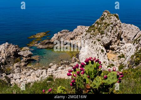 Luftblick auf den Pool der Venus, Piscina di Venere, ein wunderschöner Pool umgeben von Felsen, an der nordwestlichen Spitze des Capo Milazzo. Stockfoto