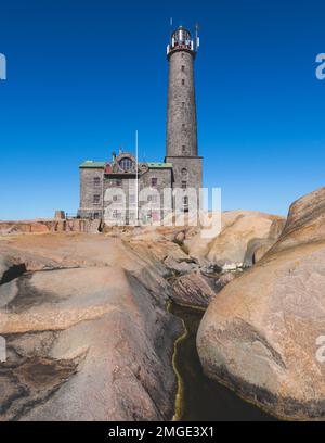 Leuchtturm Bengtskär, Blick auf die Insel Bengtskar in der Inselgruppe Archipel, Finnland, Kimitoön, Golf von Finnland an einem sonnigen Sommertag Stockfoto