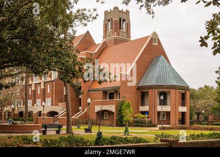 University Auditorium und Century Tower auf dem Campus der University of Florida in Gainesville, Florida. (USA) Stockfoto