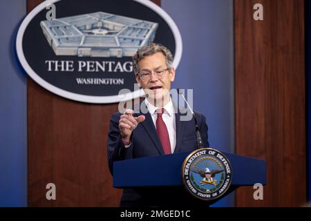 Der stellvertretende Verteidigungsminister für Politik Dr. Colin H. Kahl hält am 24. August 2022 im Pentagon, Washington, eine Pressekonferenz über das neueste Sicherheitspaket zur Unterstützung der Ukraine ab. (Foto des Verteidigungsministeriums der USA Marineoffizier 2. Klasse Alexander Kubitza) Stockfoto