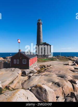 Leuchtturm Bengtskär, Blick auf die Insel Bengtskar in der Inselgruppe Archipel, Finnland, Kimitoön, Golf von Finnland an einem sonnigen Sommertag Stockfoto