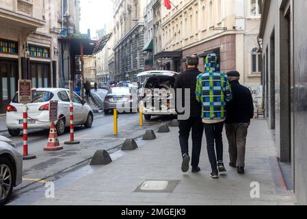 Stadt Istanbul, Türkei, 22. Januar, 2023 Personen, die durch die Stadt laufen, Schuhverkauf vom Auto auf der Straße. Das Geschäft des Verkaufs unterwegs. Stockfoto
