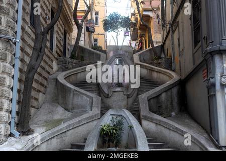 Istanbul, Türkei 22. Januar 2023. Blick auf die Camondo-Treppe im Viertel Galata. Die Treppe steigt den Hügel von den Galata Docks und Bank Aven hinauf Stockfoto