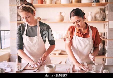 Töpferei, Kunst und Frauen im Werkstattunterricht zum Formen von Ton, Arbeiten an künstlerischen Schüsseln oder Keramik. Kreativität, Keramikherstellung oder Frauen im Studio Stockfoto