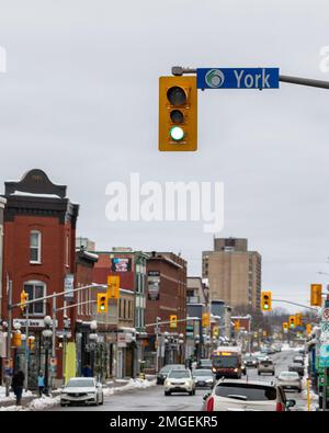 Ottawa, Kanada - 23. Januar 2023: Stadtblick mit Ampel auf der York Street im Stadtzentrum Stockfoto