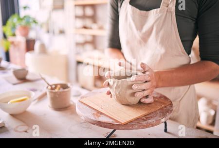 Töpferschüssel, Hand- und Frauenformbau, Bildhauerdesign, kreativer Fertigungsprozess oder Kunstprodukt. Keramikladen, Kleinunternehmer oder Stockfoto