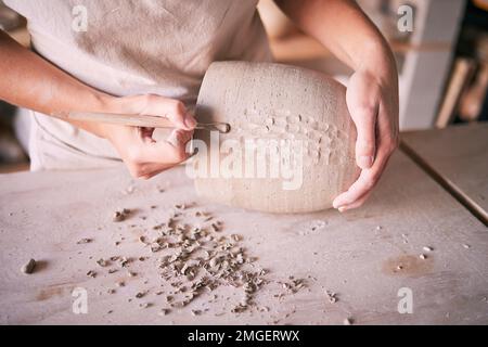 Werkstatt, Hände oder Frau, die Töpferwaren, kreative Skulpturenkonstruktion oder Gussformherstellung herstellen. Keramikladen, kleine Unternehmensgründer oder Stockfoto