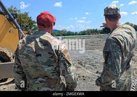 Major Mantas Kazakevičius (rechts), Verbindungsbeamter der litauischen Streitkräfte bei der Nationalgarde von Pennsylvania, traf sich am 24. August 2022 in Fort Indiantown Gap, Pa, mit Ingenieuren und hochrangigen Führungskräften der Luftwaffe von Pennsylvania (Pennsylvania National Guard Foto von Kapitän Nathaniel Curtis) Stockfoto