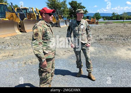 Major Mantas Kazakevičius (rechts), Verbindungsbeamter der litauischen Streitkräfte bei der Nationalgarde von Pennsylvania, traf sich am 24. August 2022 in Fort Indiantown Gap, Pa, mit Ingenieuren und hochrangigen Führungskräften der Luftwaffe von Pennsylvania (Pennsylvania National Guard Foto von Kapitän Nathaniel Curtis) Stockfoto