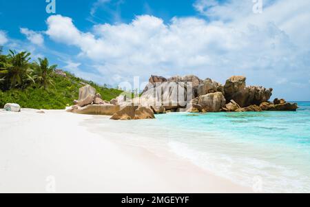 Anse Cocos Strand mit riesigen Granitfelsen auf den La Digue Seychellen Inseln. Stockfoto