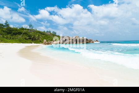 Anse Cocos Strand mit riesigen Granitfelsen auf den La Digue Seychellen Inseln. Stockfoto