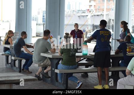 Laura Orr, Direktorin für Bildung und Darcy Sink, Freiwilligenkoordinatorin am Hampton Roads Naval Museum, geben eine Orientierung für die Chief Petty Officers der Region in Vorbereitung auf die CPO Heritage Days des Museums, die vom 19. Bis 21. September 2022 geplant ist. Die CPO-Schulung des Museums ist die größte und längste Veranstaltung ihrer Art in der Gegend von Hampton Roads, Virginia, für neu ausgewählte Chief Petty Officers und findet an Bord des Schlachtschiffs Wisconsin und des Campus Nauticus in Downtown Norfolk, Virginia, statt. CPO, Chief Petty Officer, Hampton Roads Naval Museum, Navy Volunteer, Stockfoto