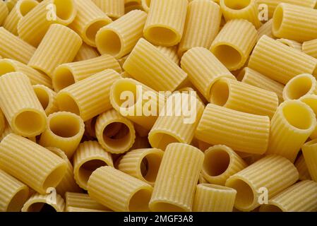 Rohes Mezze Maniche Rigate, Italienische Pasta. Nahaufnahme. Stockfoto