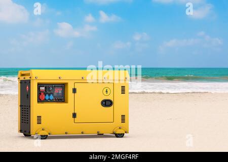 Big Yellow außerhalb des elektrischen Hilfstromaggregats Dieseleinheit für den Notfall auf einem Ozean oder Meer Sommer Sand Beach Hintergrund. 3D-Rendering Stockfoto