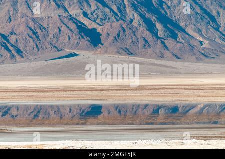 Landschaft des Death Valley an einem sonnigen Winternachmittag, nahe der Beatty Kreuzung. Stockfoto