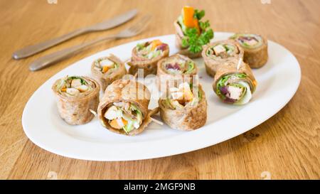 Goraasa-Brötchen mit Gemüse. Goraasa ist ein sudanesischer Pfannkuchen oder Fladenbrot, der flauschig, vielseitig, weich und dünn ist. Stockfoto